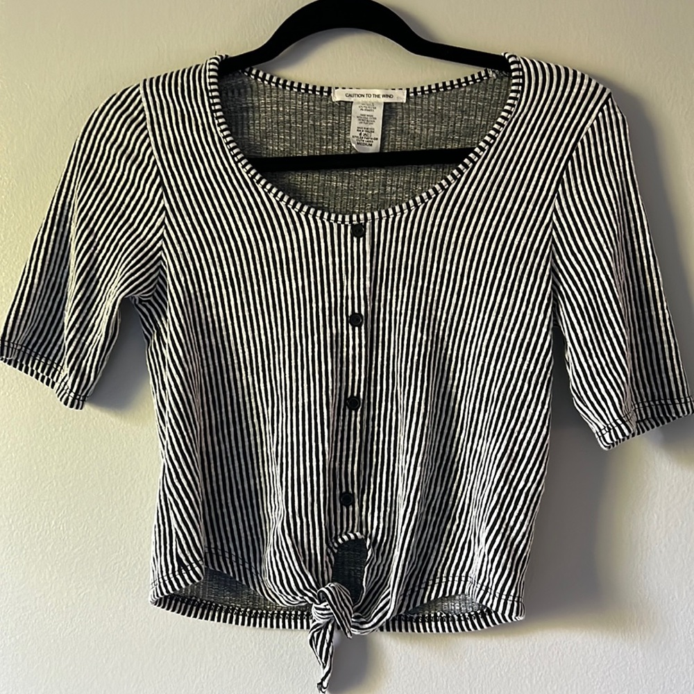Caution to the Wind Striped Tie Front Tee / M